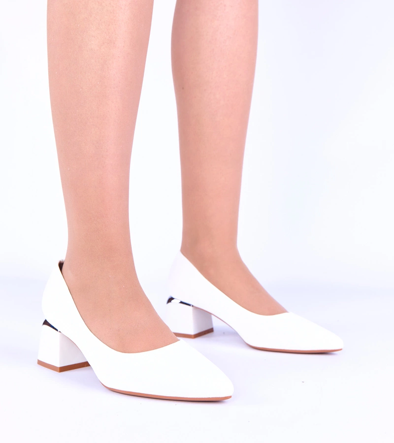 Biele lodičky na nízkom podpätku so strieborným akcentom Vallisa