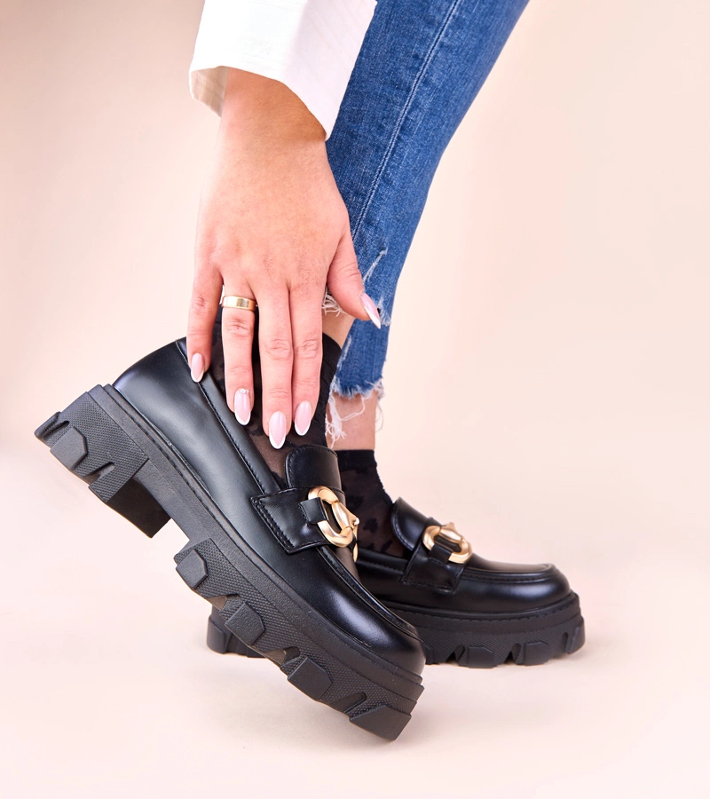 Čierne mokasíny so zlatou ozdobou Ruben