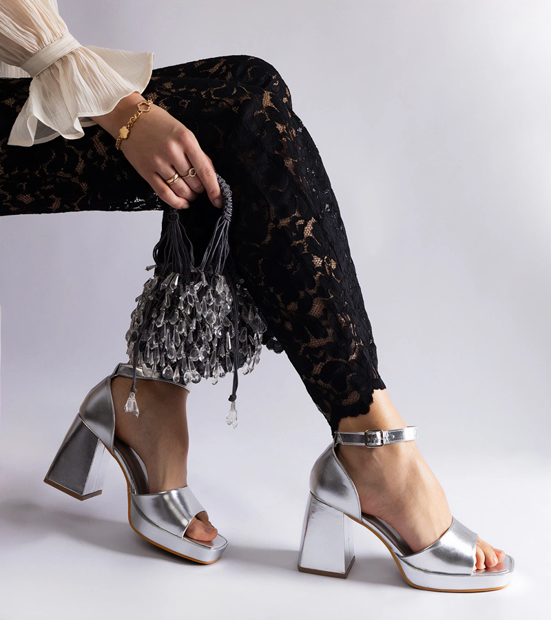 Strieborné sandále na masívnom podpätku Barriosa