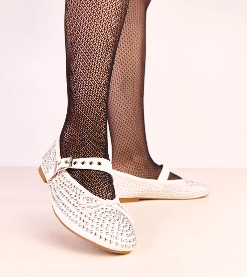 Biele baleríny zdobené cvokmi a mašličkou Mylie