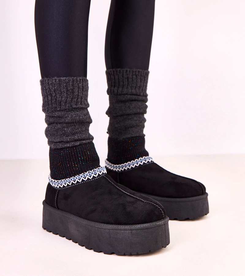 Čierne nízke snehule so štrupkovým zvrškom Bernica