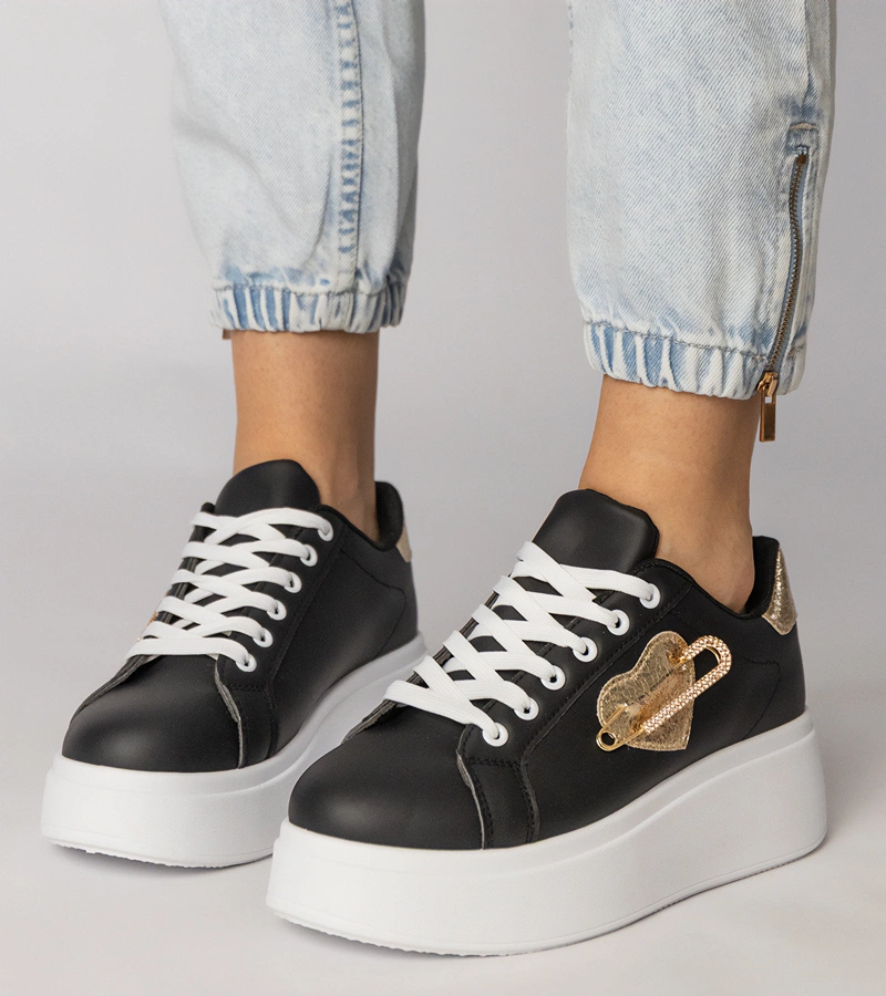 Čierne tenisky so srdiečkom preťatým špendlíkom Lerisol