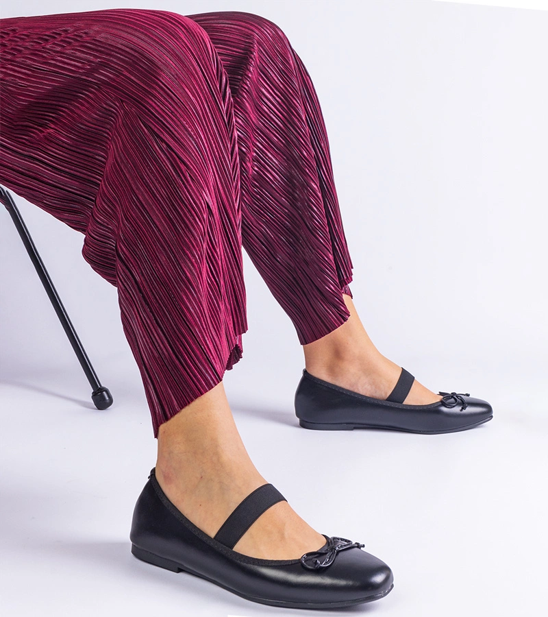 Čierne balerínky s gumičkou a ozdobnou mašličkou Newton