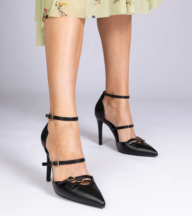 Čierne lodičky na podpätku zapínané okolo členku Levita
