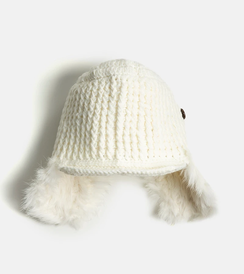 Biela čiapka s chráničmi uší Zora