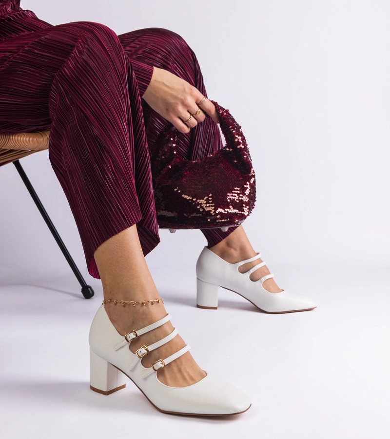 Biele lodičky na opätku s ozdobnými prackami Izida