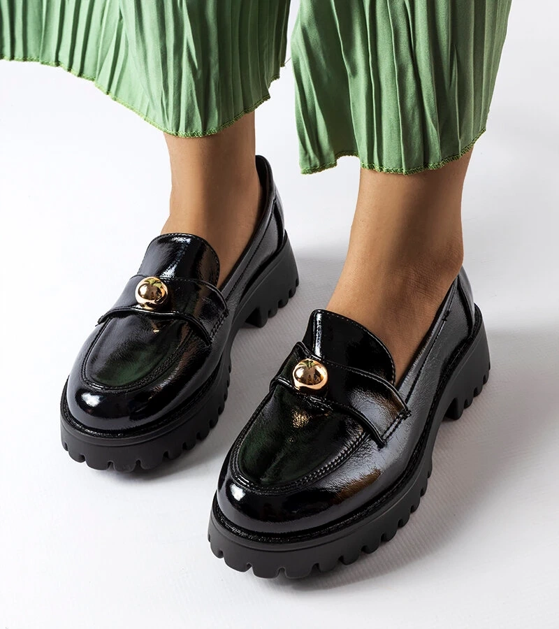 Čierne lakované poltopánky Stella