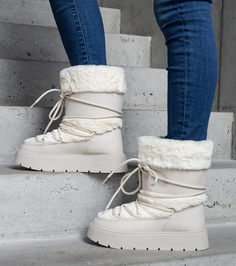 Svetlobéžové zateplené šnurovacie snehule zdobené kožušinou Istiss