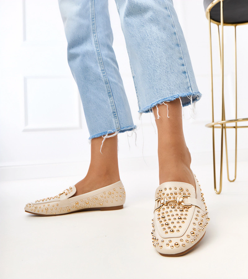 Béžové mokasíny zdobené cvokmi Lea