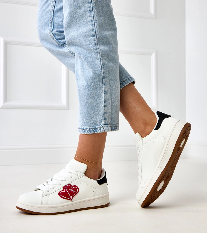 Biele tenisky na platforme s červenými srdiečkami Tela