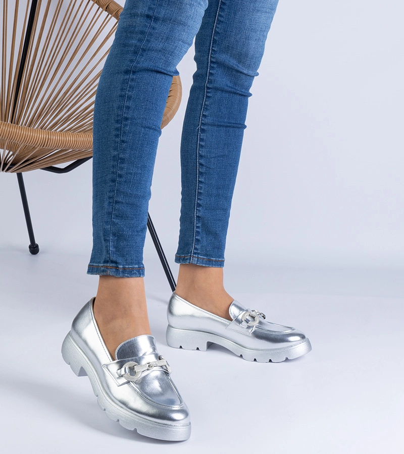 Strieborné klasické poltopánky s ozdobou Amikol