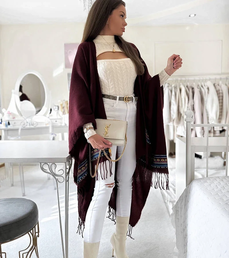 Bordové pončo s lemovaním od Jakobe