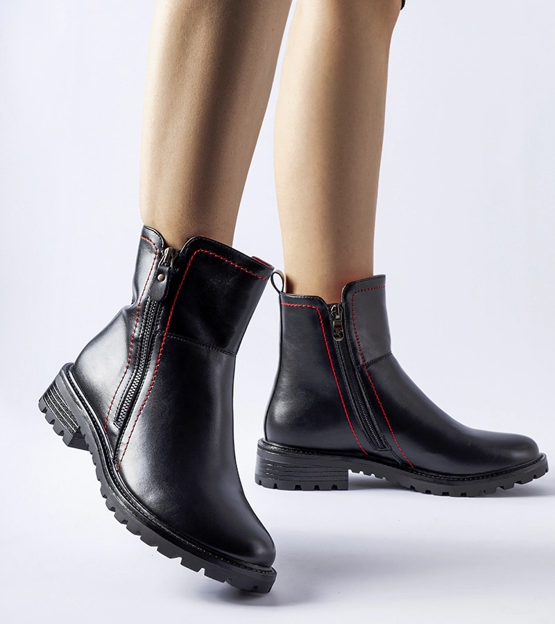 Čierne čižmy s ozdobnou červenou nitkou Nereo