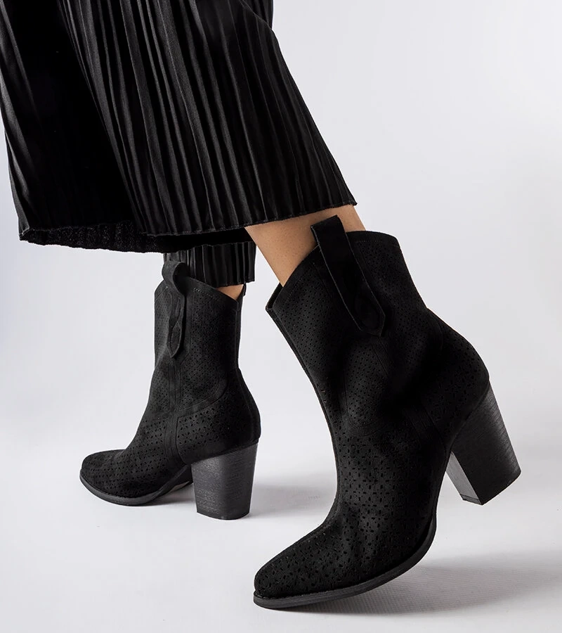 Čierne čipkované čižmy na podpätku Desjardins.