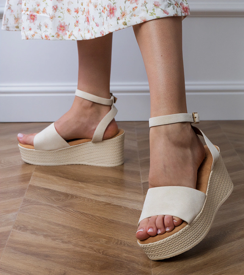 Béžové sandále na platforme z ekosemišu Ganra