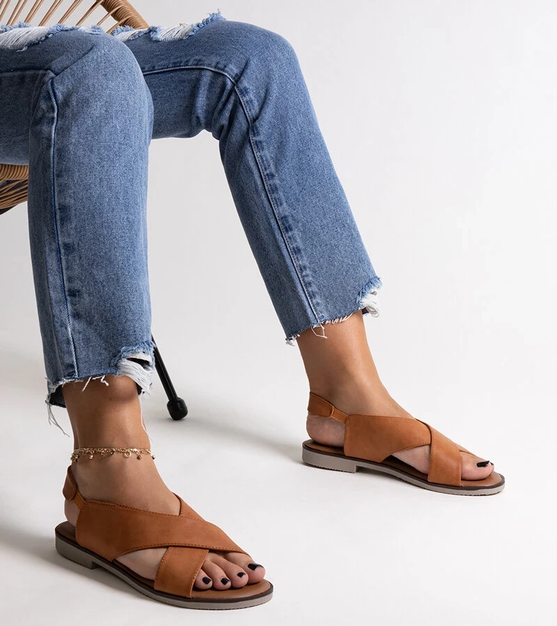 Karamelové sandále na plochej podpätke Duenna