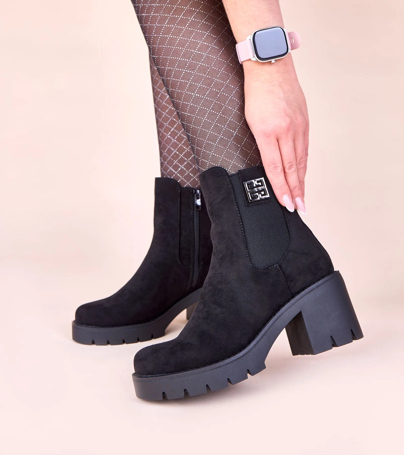 Čierne členkové topánky na podpätku s elastickou vsadkou Stilla