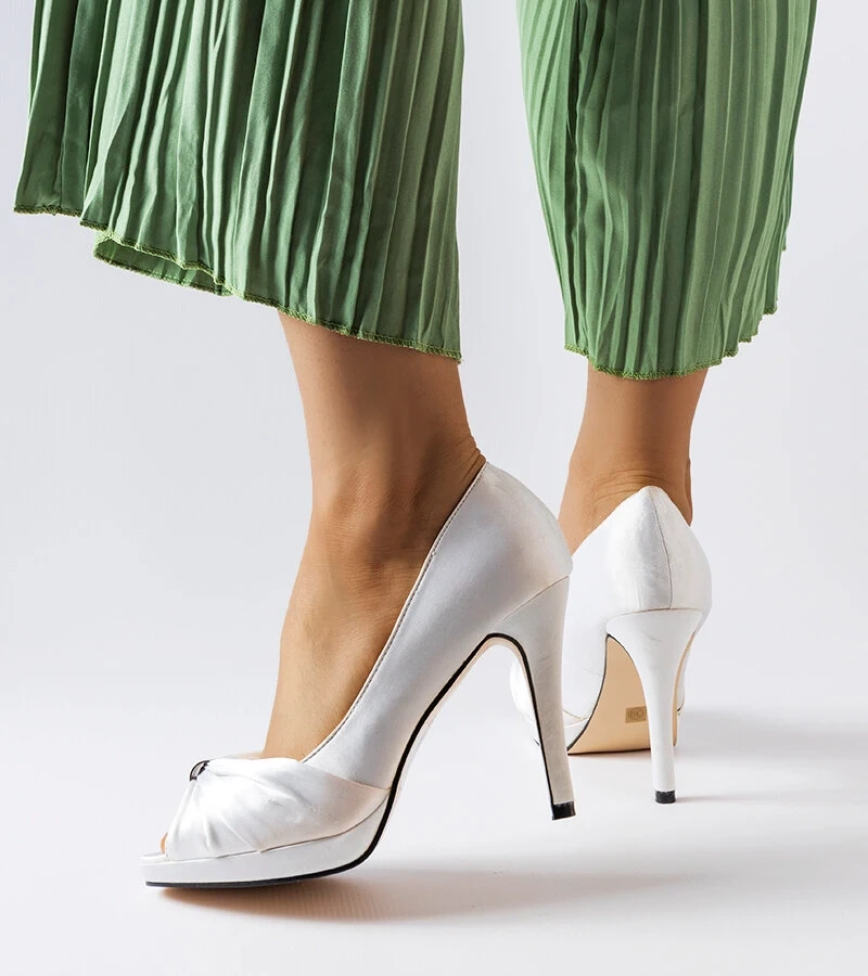 Biele ihlice s otvorenou špičkou značky Paré