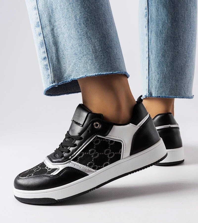 Čierne tenisky zdobené monogramom Isidora