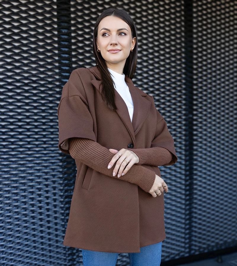 Hnedý kabát s pletenými rukávmi Sameha