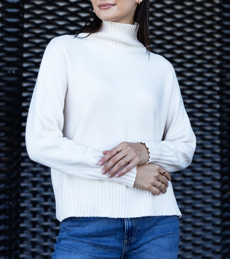 Biely golf vo voľnom strihu Lukana