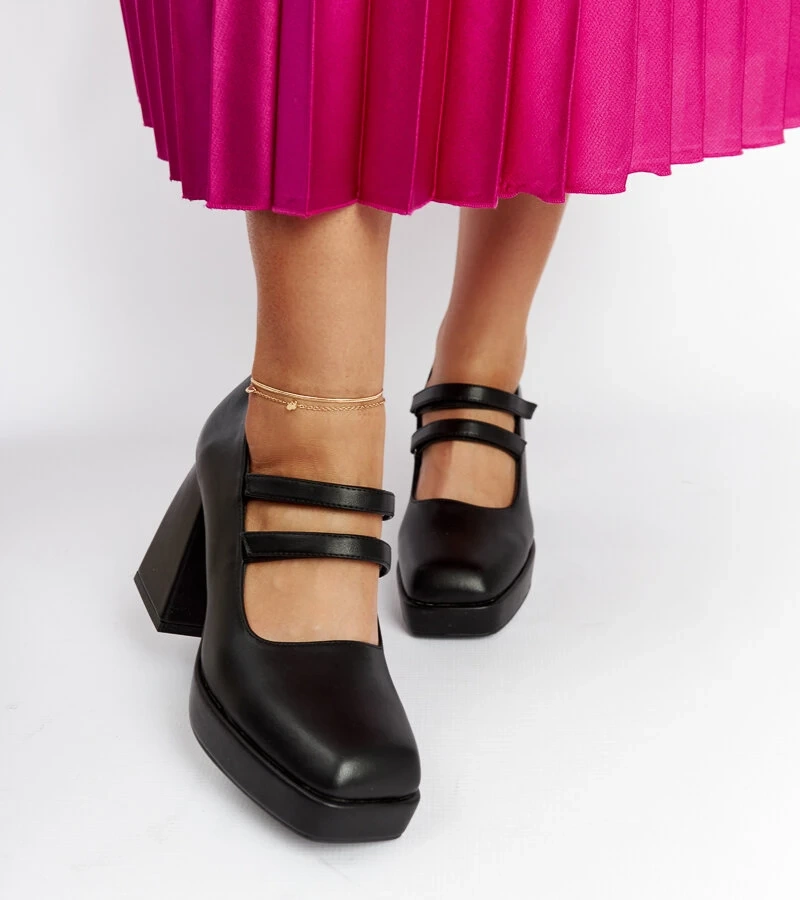 Čierne čižmy na masívnom stĺpe Cher