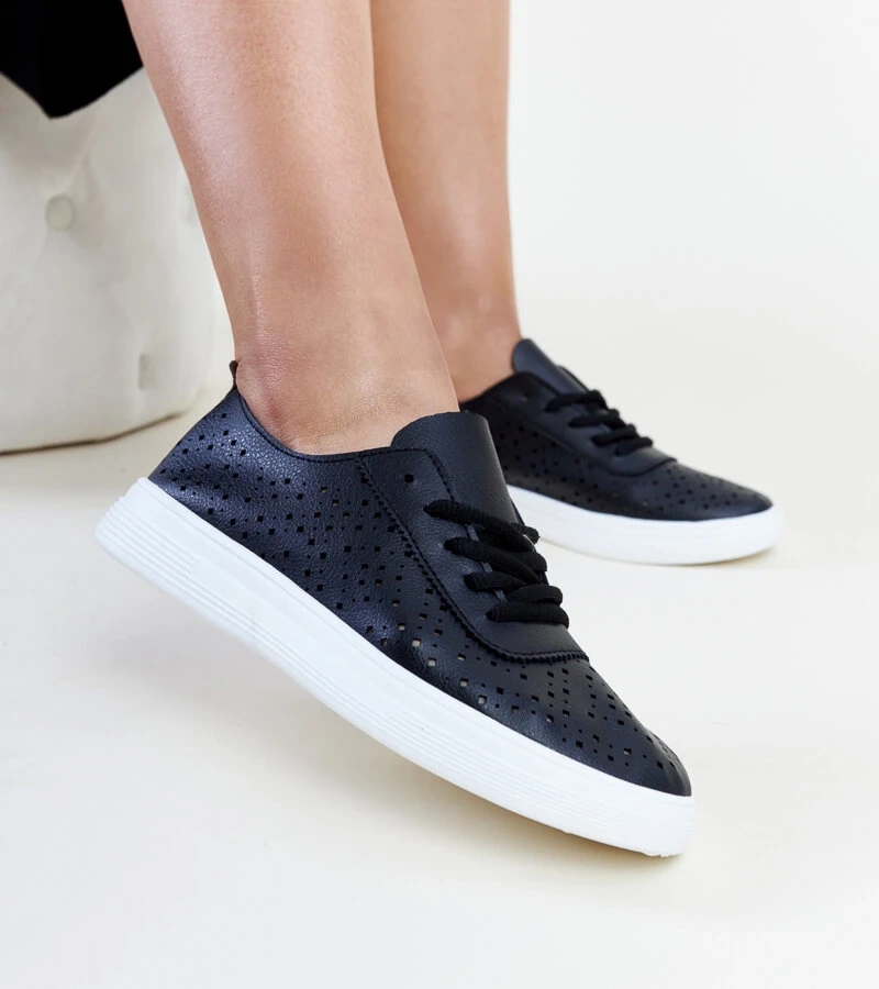 Čierne prešívané tenisky Manoek