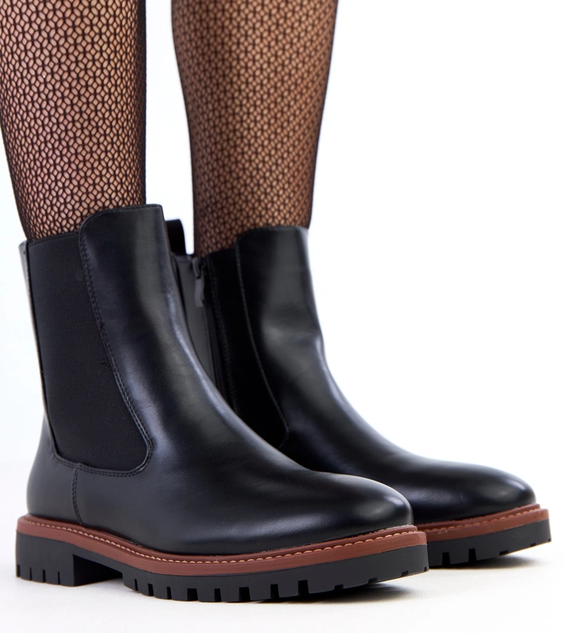 Čierne členkové topánky na plochej podrážke s elastickou vsadkou Terrami