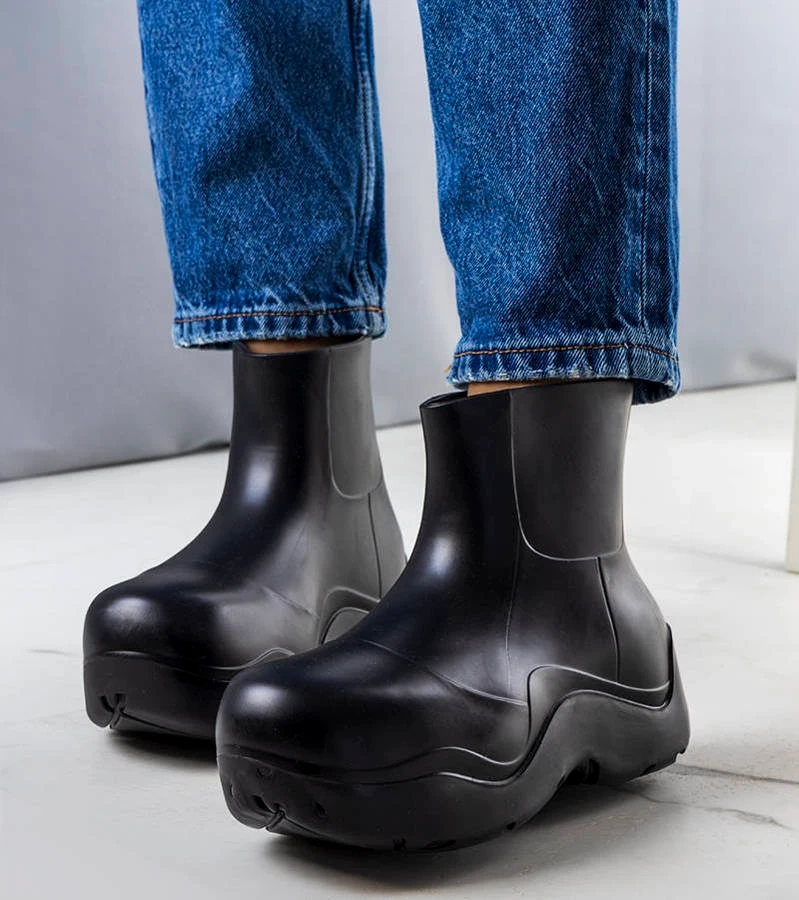 Čierne čižmy na vysokej podrážke od spoločnosti Frolo