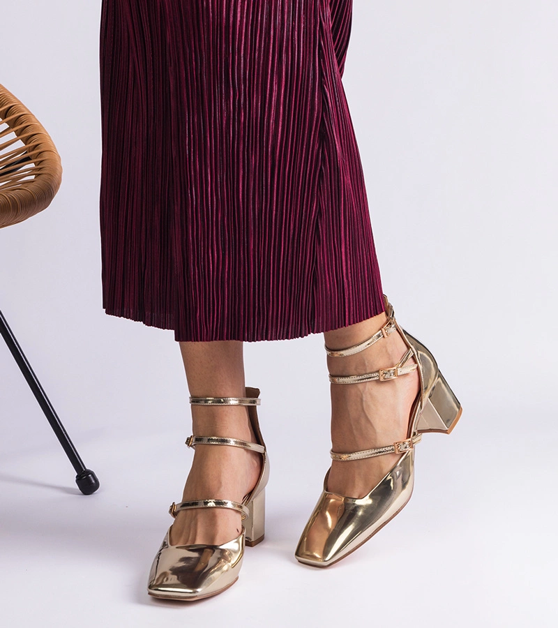 Zlaté lakované lodičky na podpätku s prackami Kamola