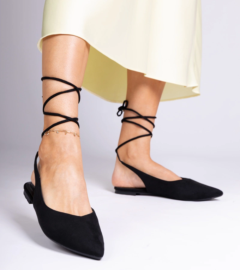 Čierne baleríny na plochom opätku viazané na členku Karlioz