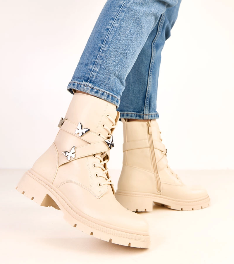 Béžové členkové čižmy zdobené motýlikmi Justia