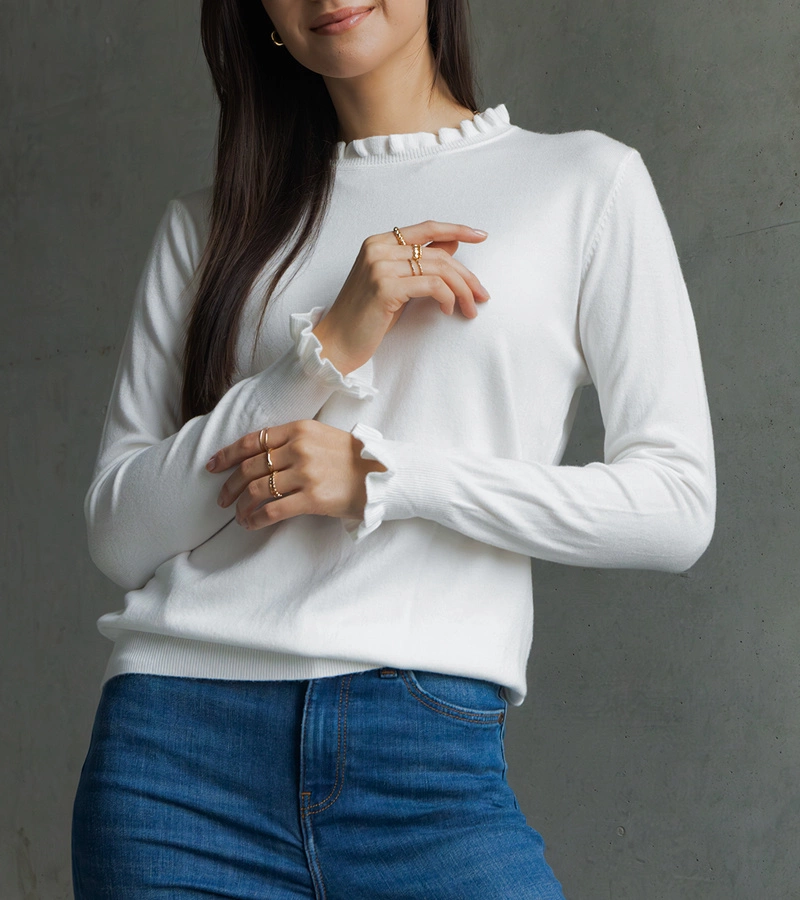 Biely mäkký sveter zdobený volánikom Luel.