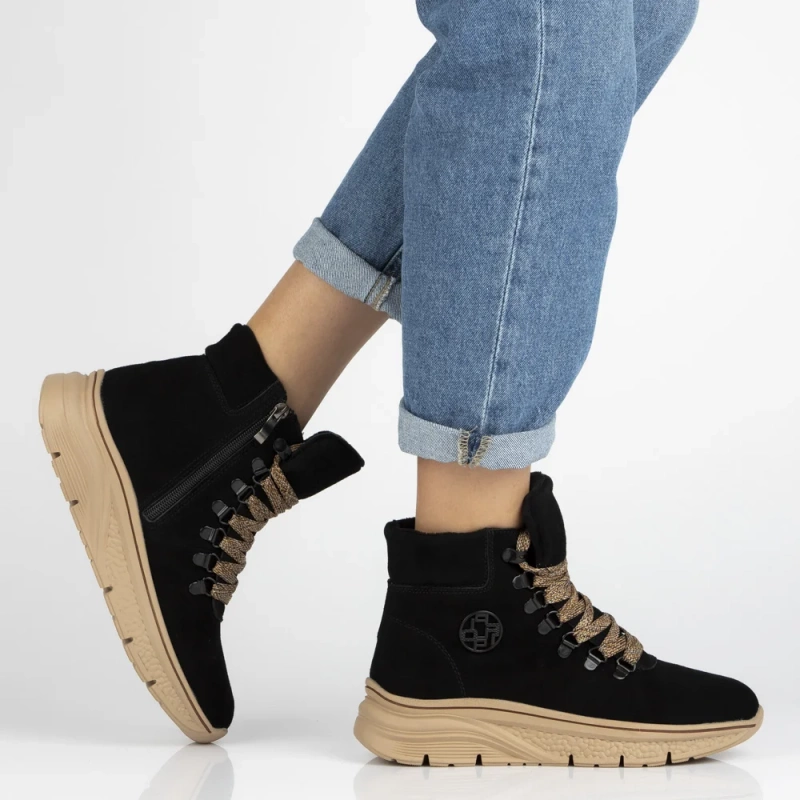 Čierne členkové čižmy z prírodného zamšu s ozdobnou šnurovačkou Grega