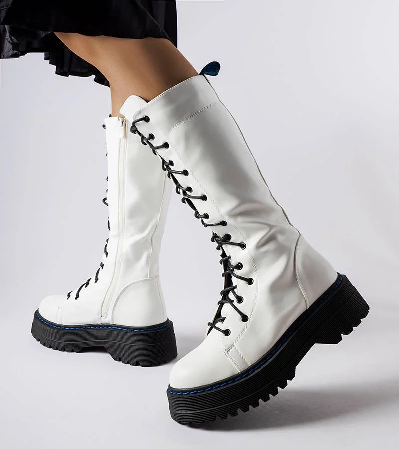 Biela zateplená platforma na kozáky Hide.