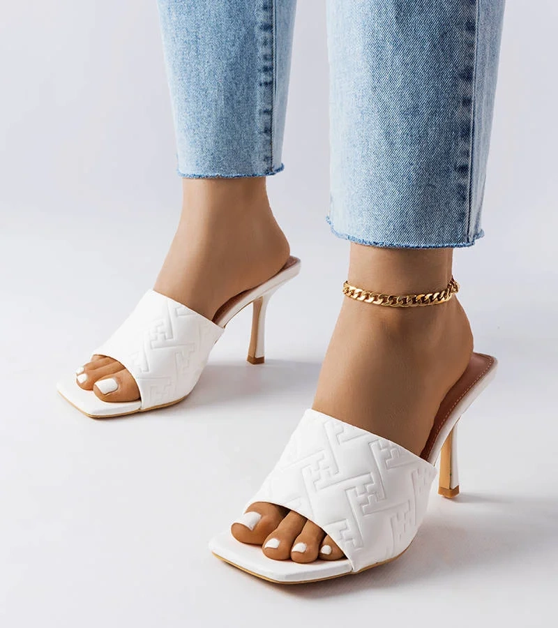 Biele elegantné žabky Cambrina na podpätku