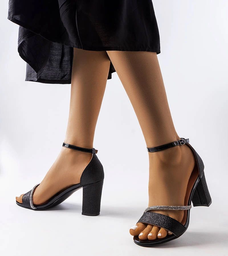 Čierne sandále Abellona na podpätku