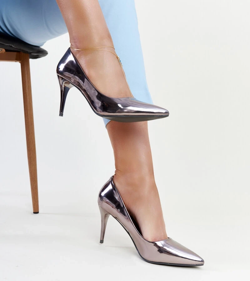 Strieborné lakované špičaté topánky s koženou vložkou Alsacea