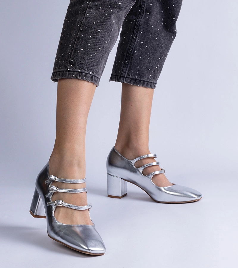 Strieborné lodičky na podpätku s ozdobnými prackami Izida