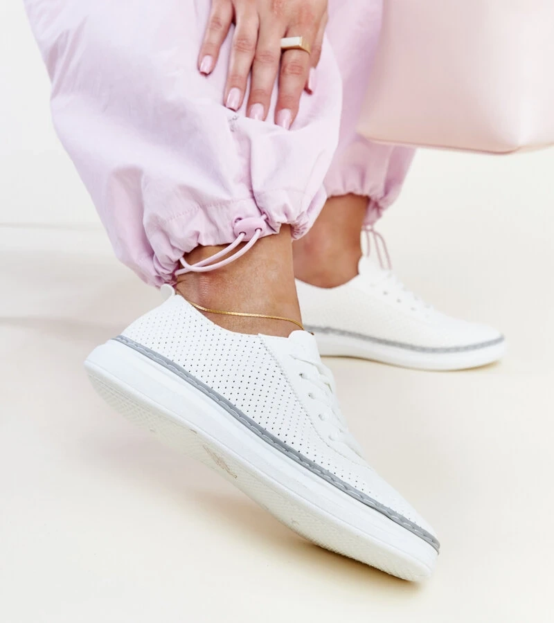 Biela a sivá tenisky Biserka s dierovaným vzorom