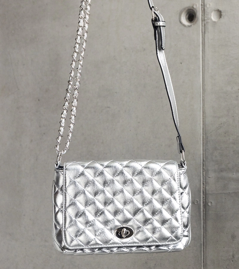 Strieborná prešívaná kabelka Quartilla