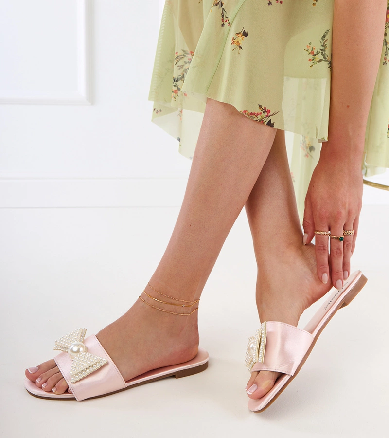 Béžové saténové šľapky s mašľou a perličkami Perlino