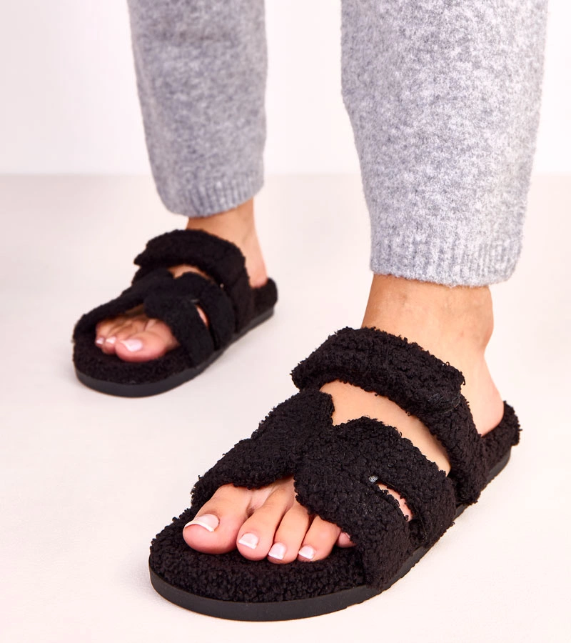 Čierne kožušinové papuče s otvorenou špičkou Greigan