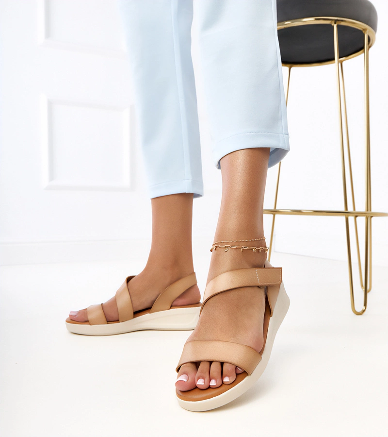 Béžové sandále na nízkom klinovom podpätku Verkado