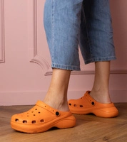 Oranžový