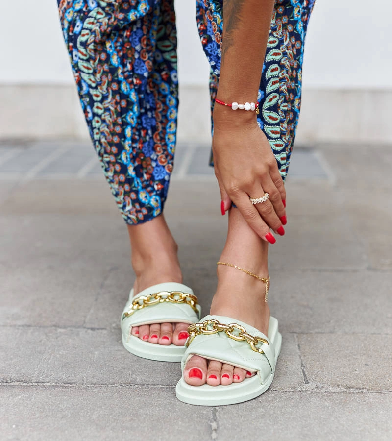 Zelené žabky zdobené reťazou Borgo