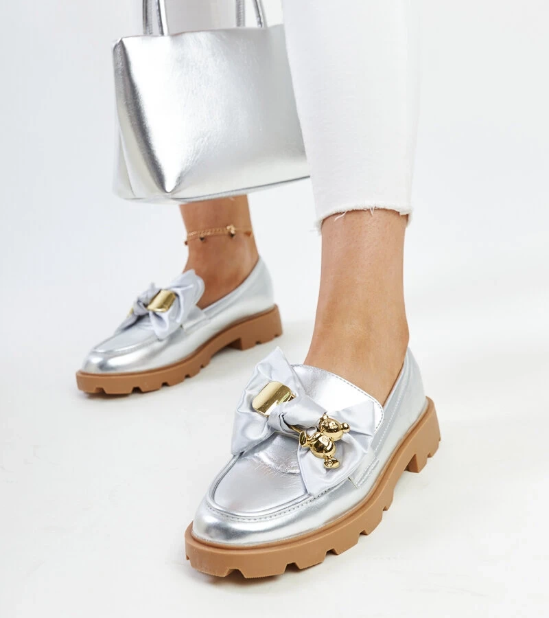 Strieborné mokasíny s ozdobnou sponou Bogumila