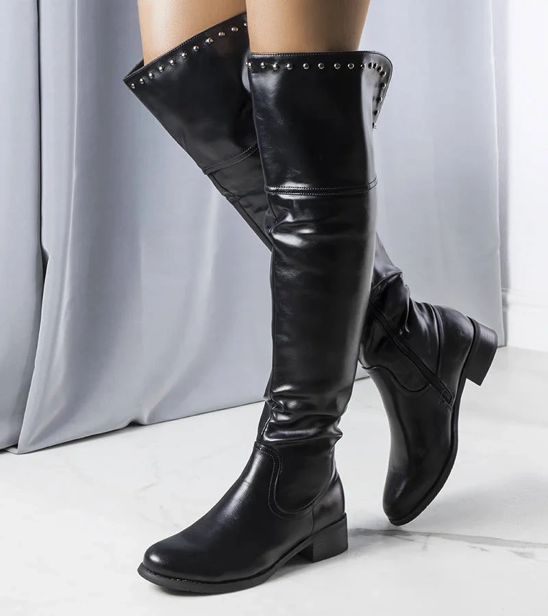 Čierne zateplené čižmy na plochom podpätku od spoločnosti Onyx