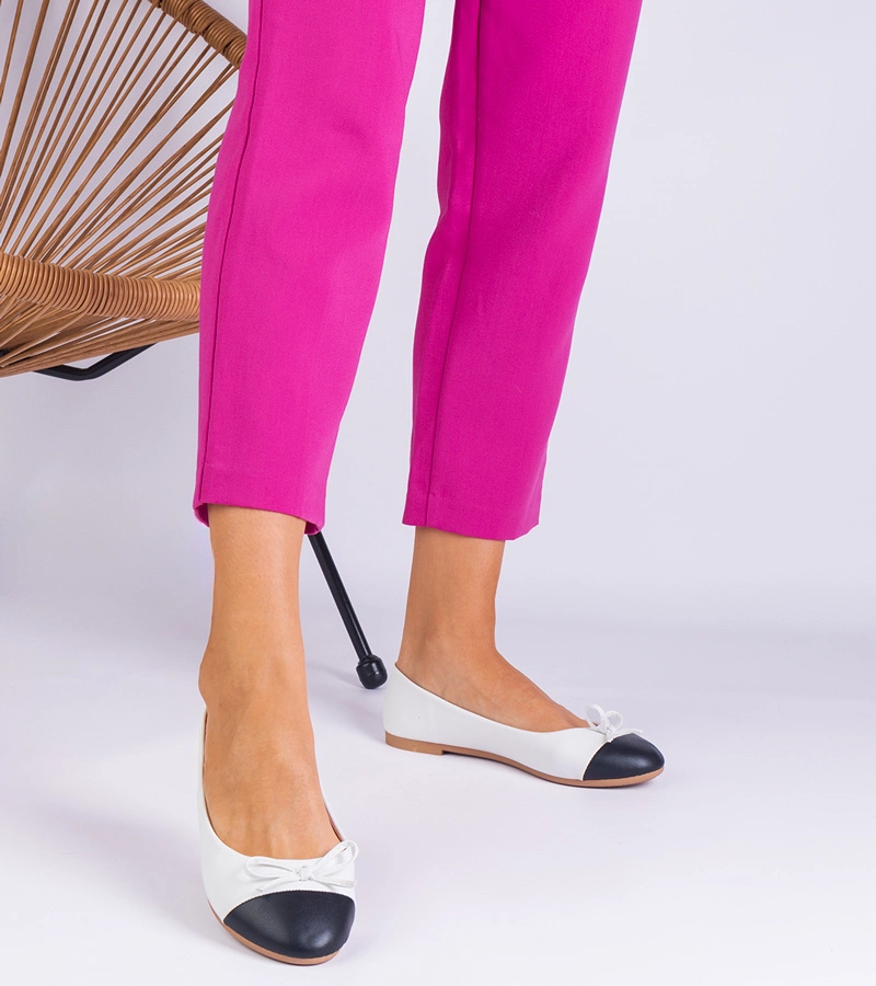 Biele balerínky s mašličkou a čiernou špičkou Pikolo