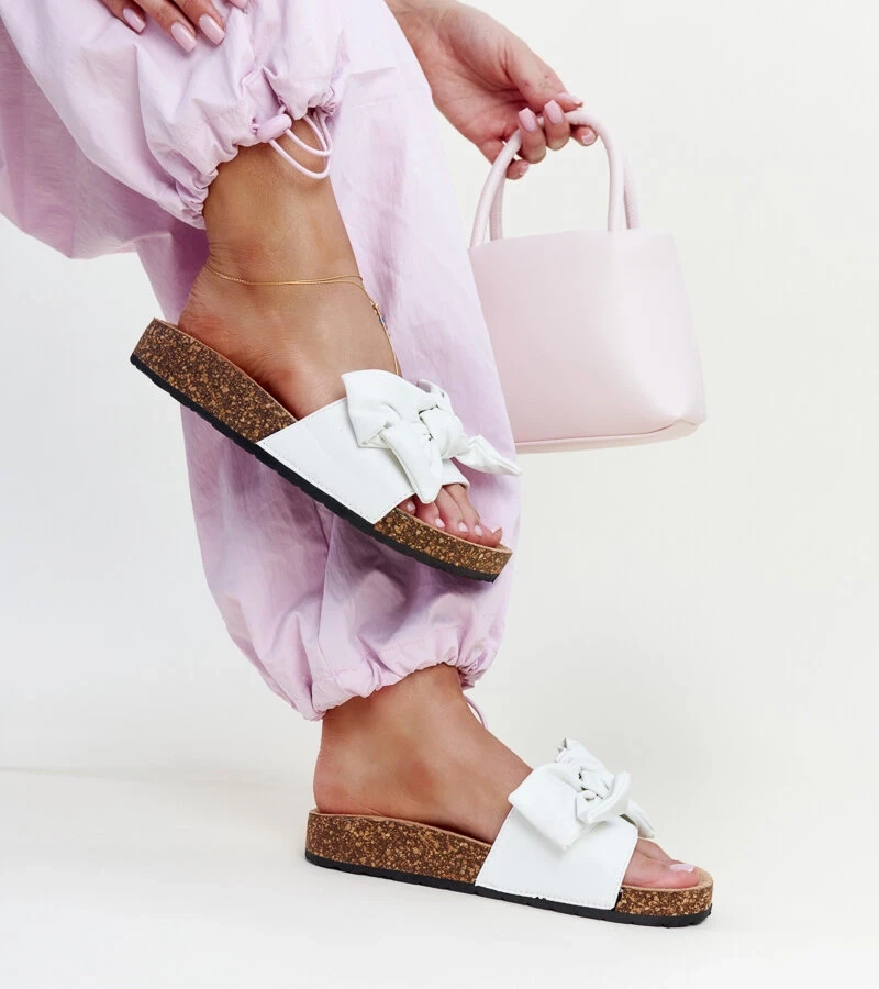 Biele žabky na korkovej podrážke s mašličkou od Petresa